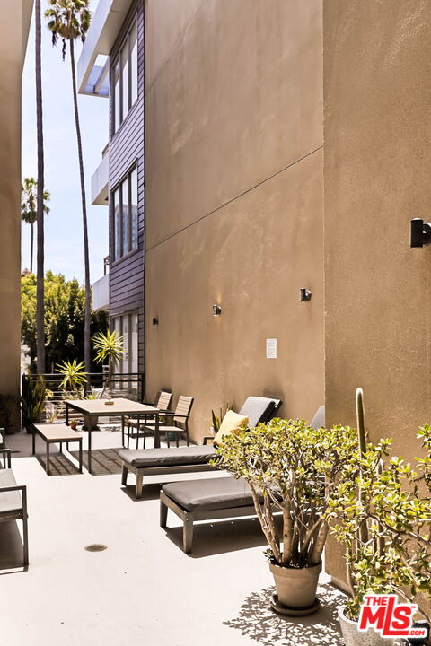 6001 Carlton Way Unit: 209