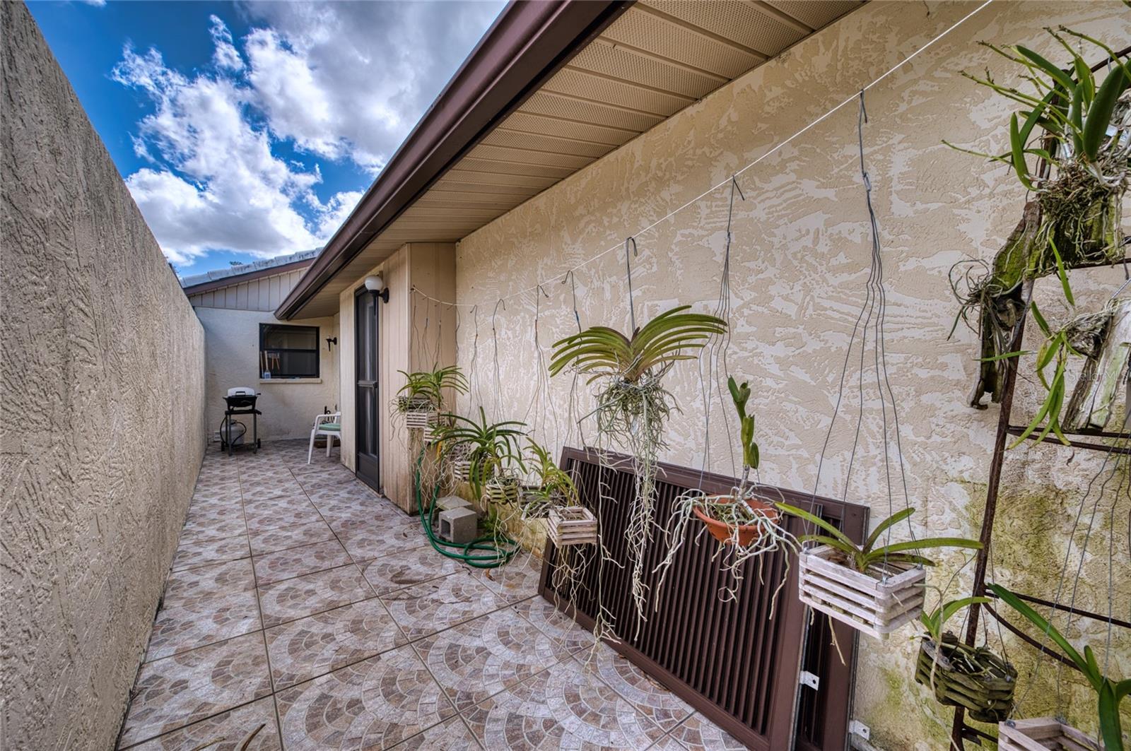 76 SANDSTONE CIR