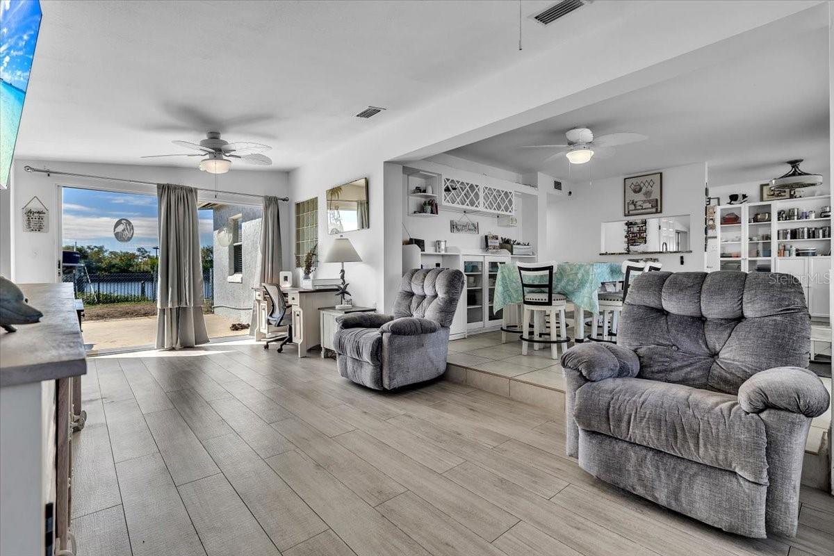 137 POINSETTIA CIR NE