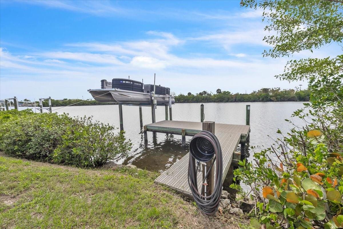137 POINSETTIA CIR NE