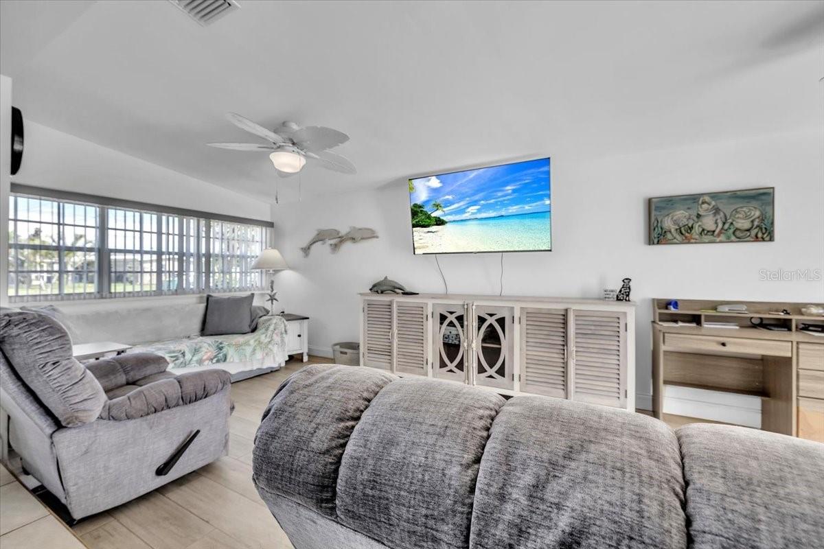 137 POINSETTIA CIR NE