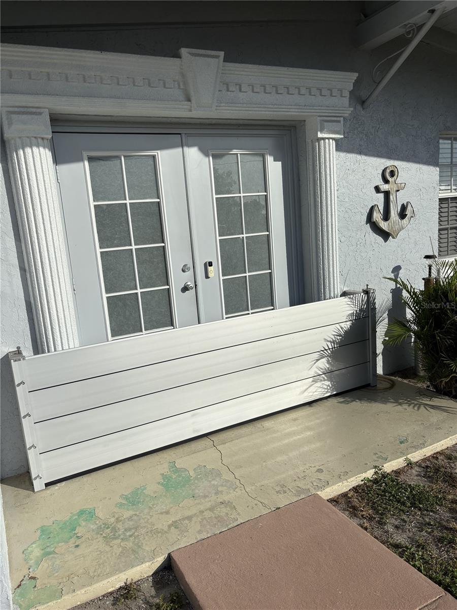 137 POINSETTIA CIR NE