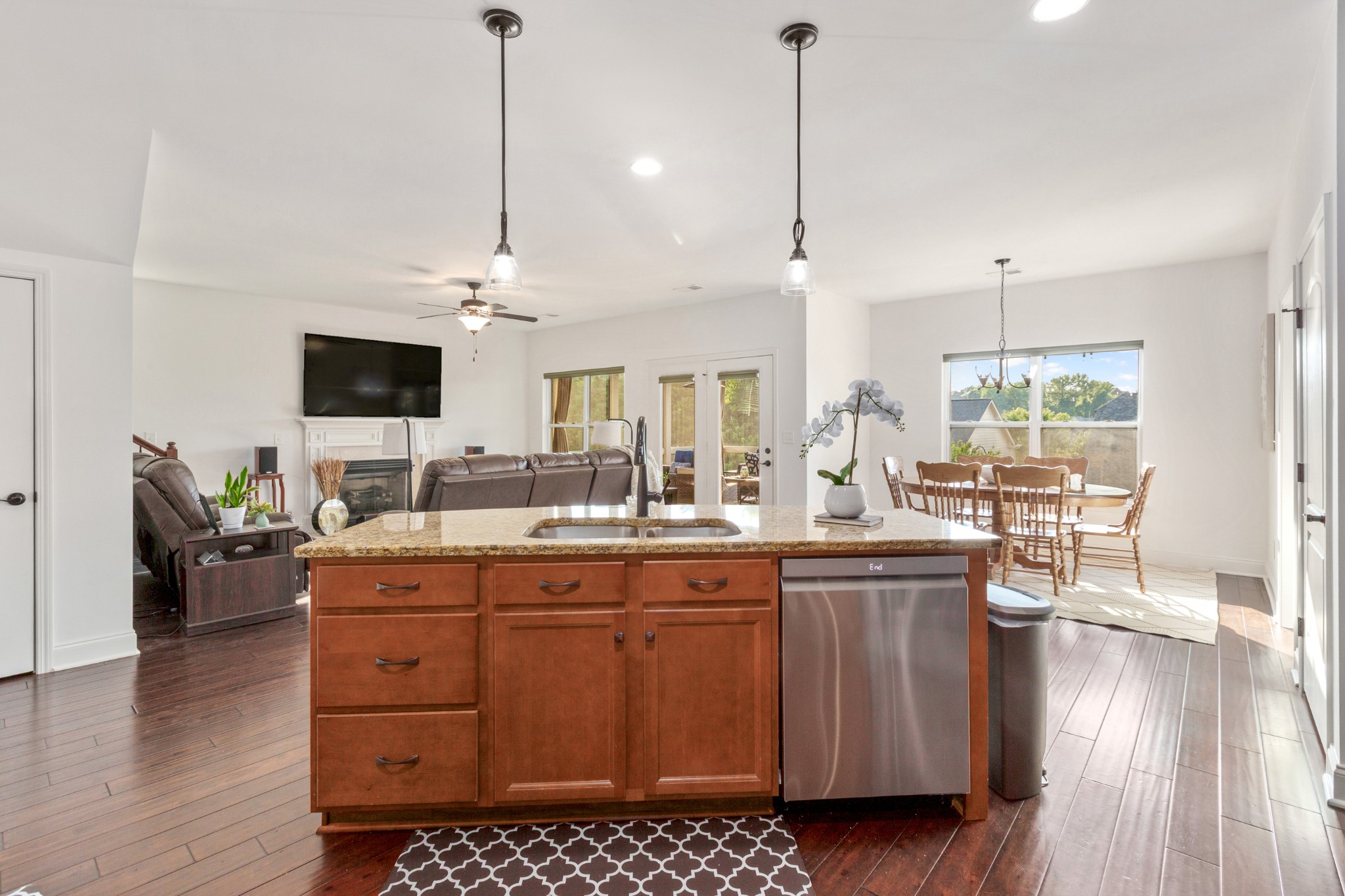 375 Irvine Ln