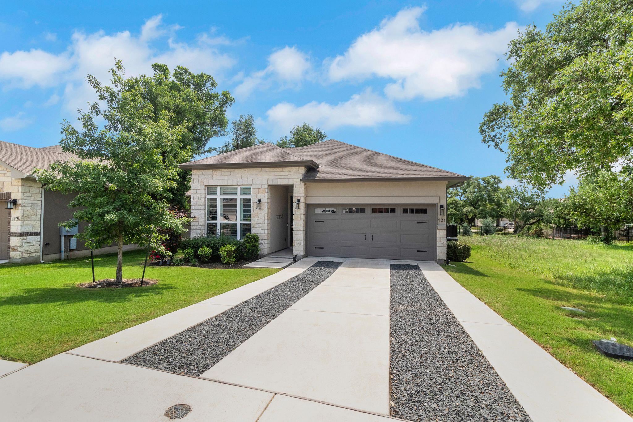 121 Monterey Oak TRL