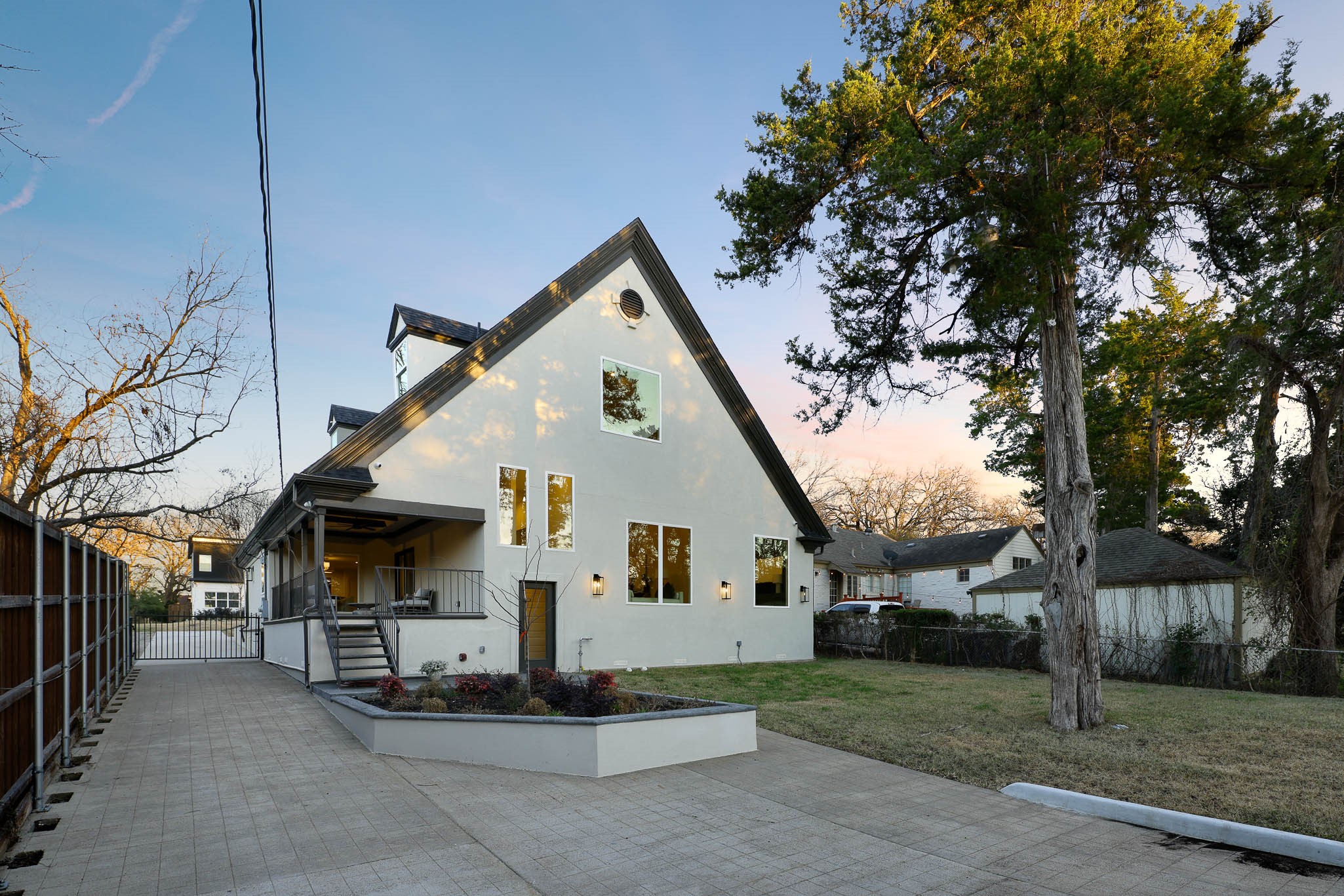 1527 Oak Knoll Street