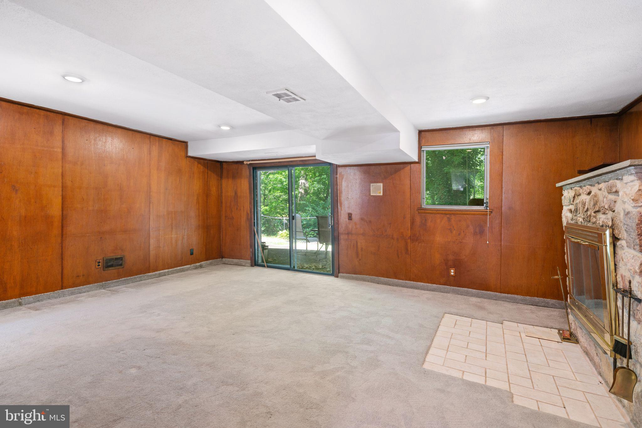 8121 Hammond Rd