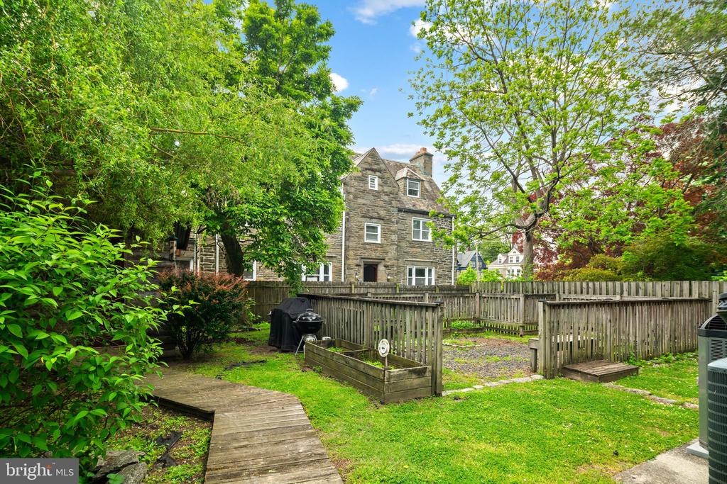 112 W UPSAL STREET