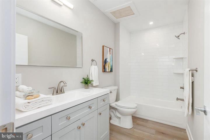 3919 RIDGE AVENUE Unit: 101