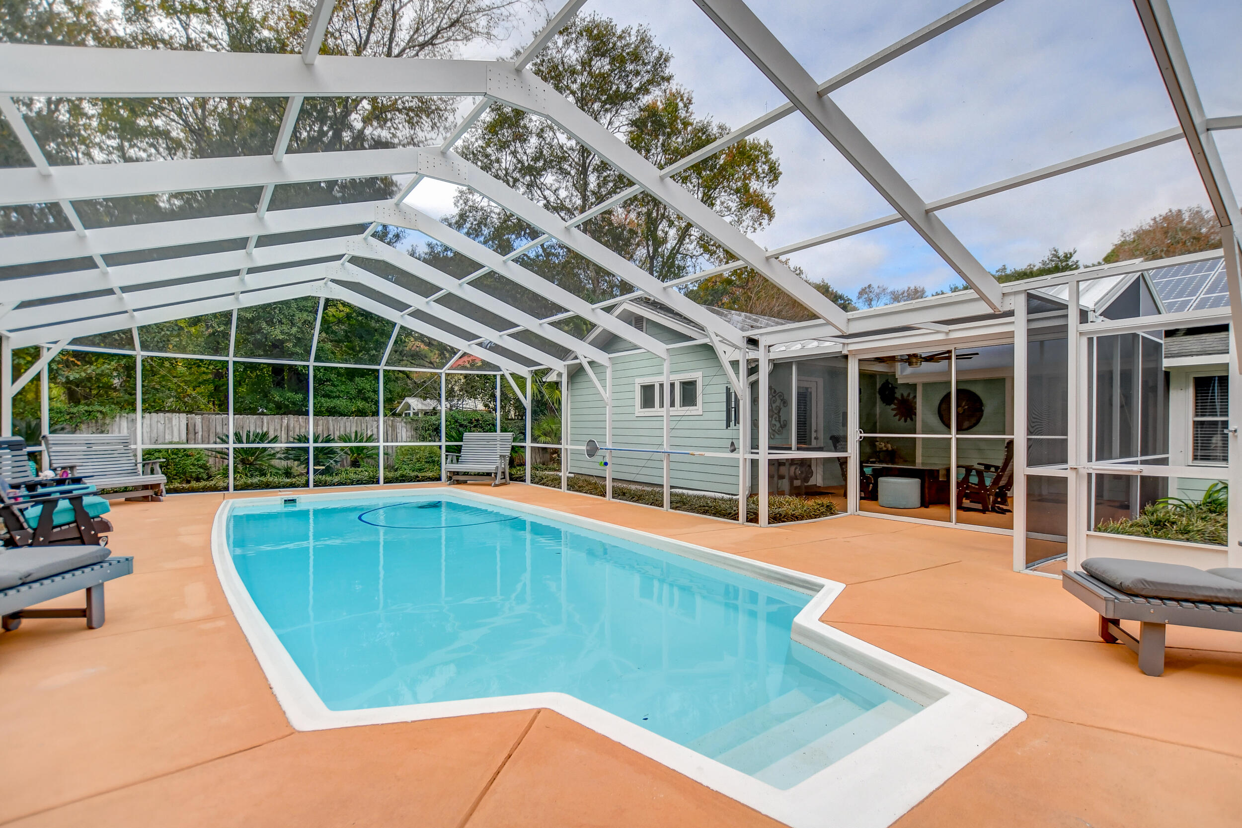 1527 Kentwood Circle