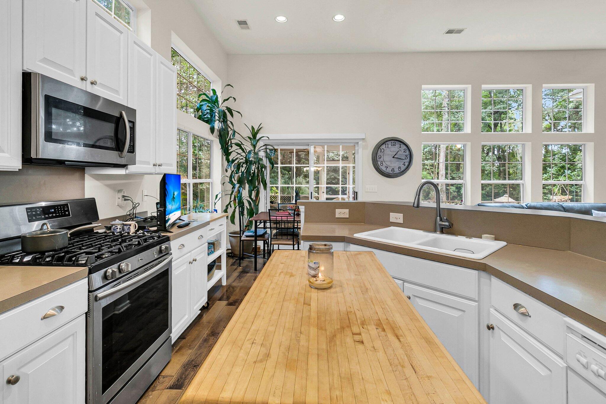 305 Oleander Way