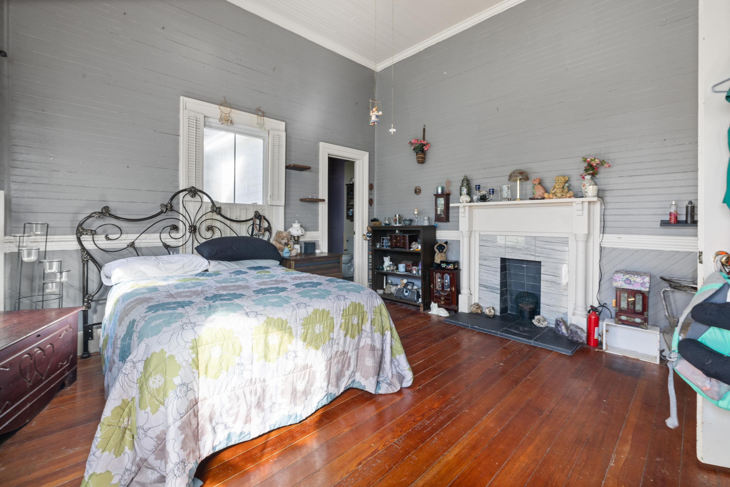 894 W 7th Street, Fairfax