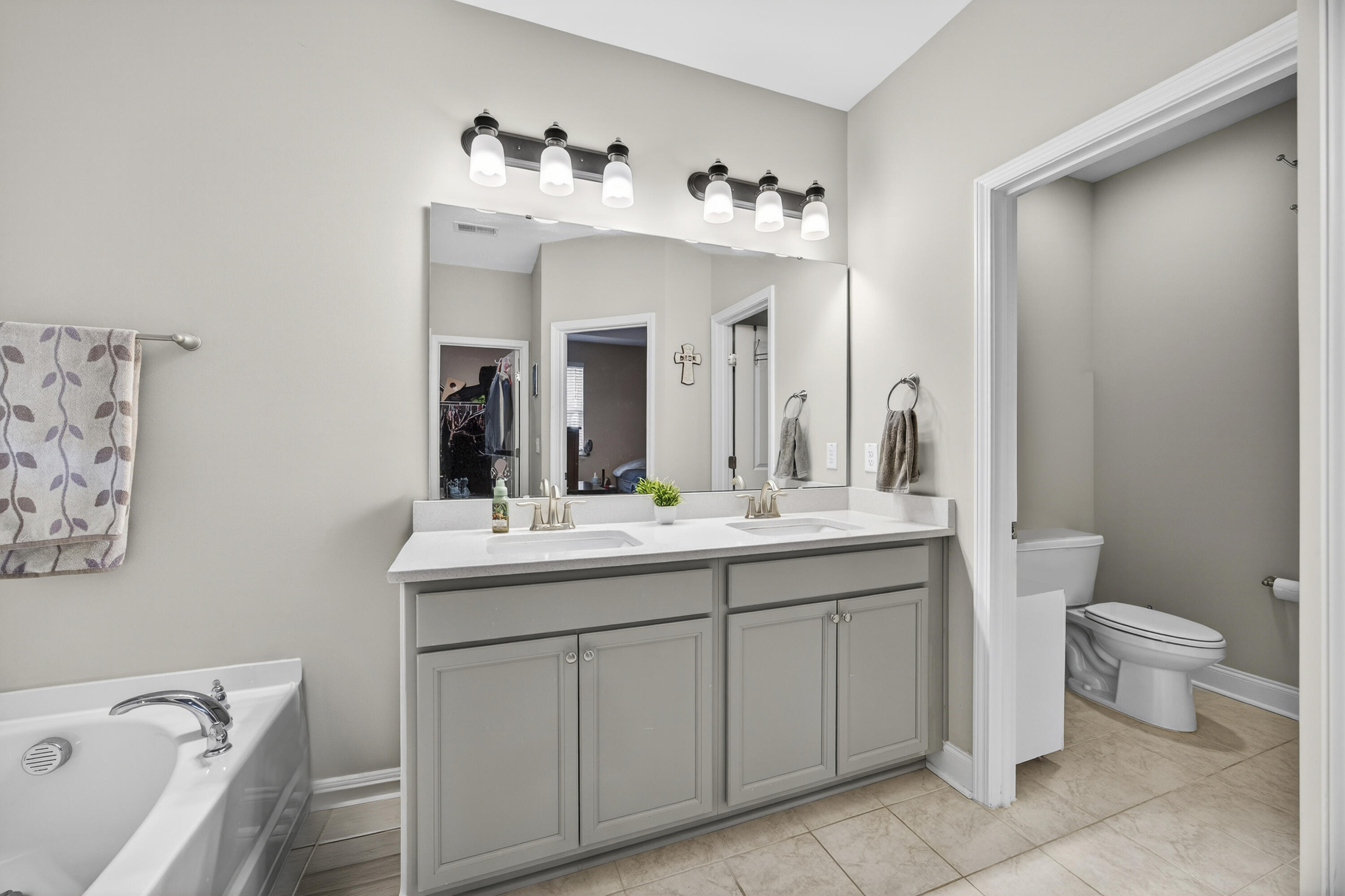 689 W Butternut Road