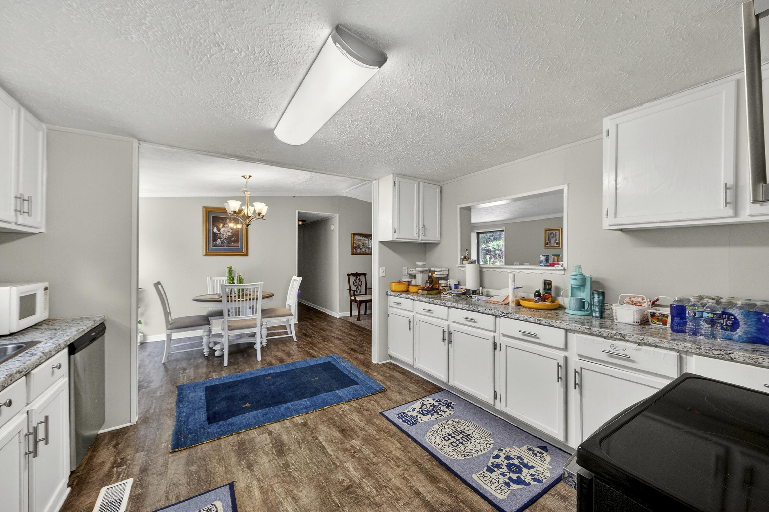 1093 Tobacco Road
