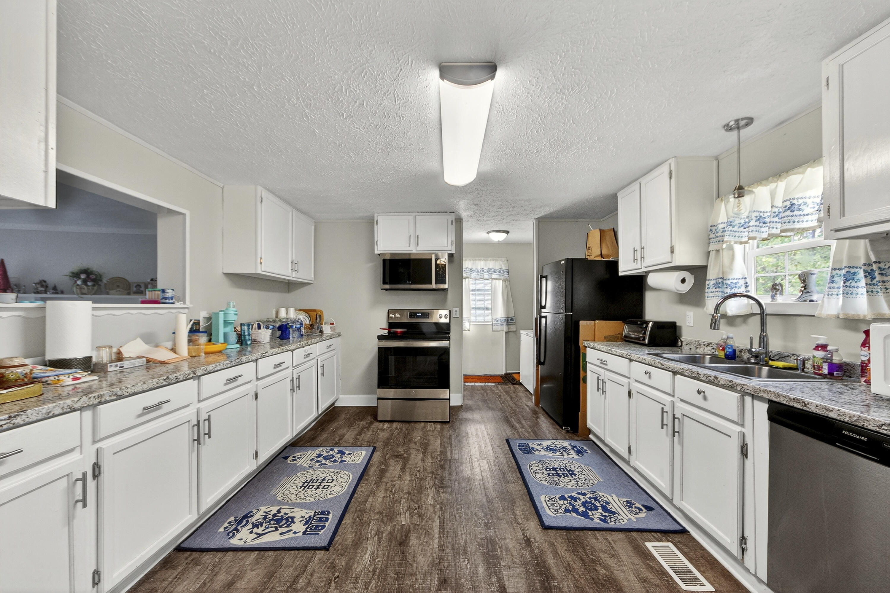 1093 Tobacco Road