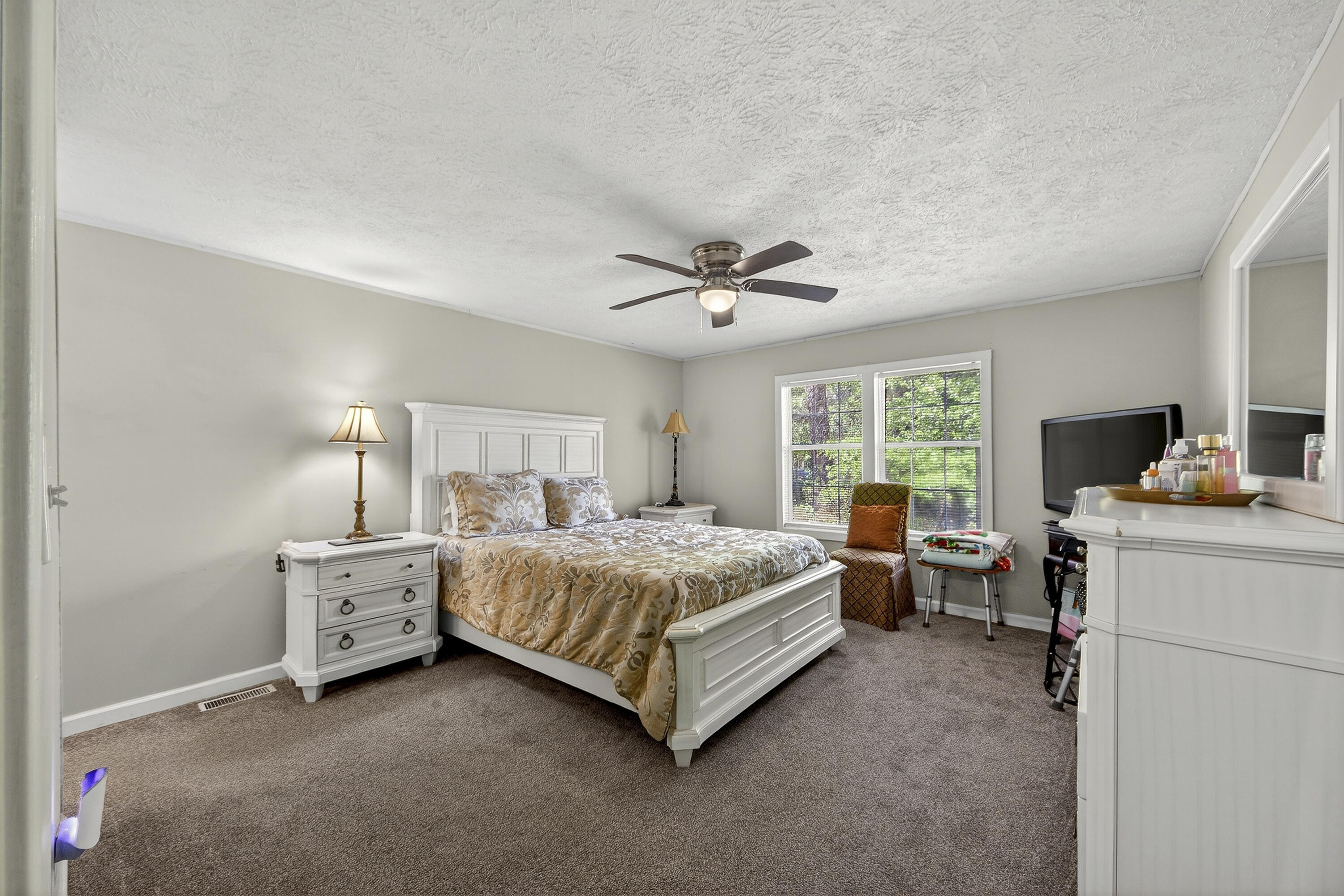 1093 Tobacco Road