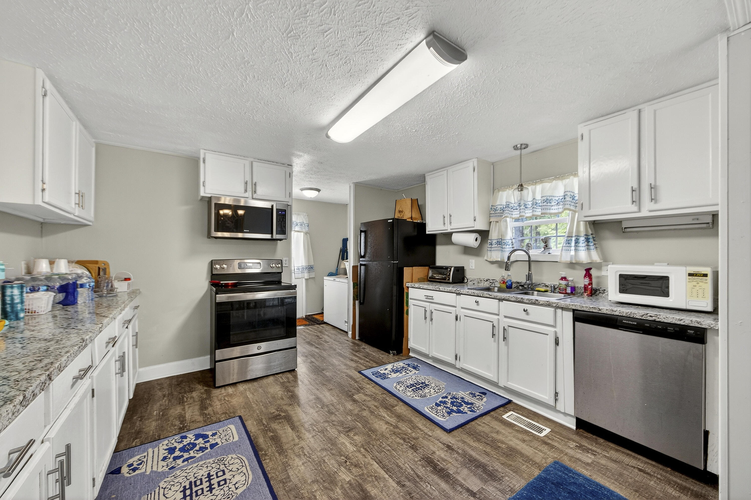 1093 Tobacco Road