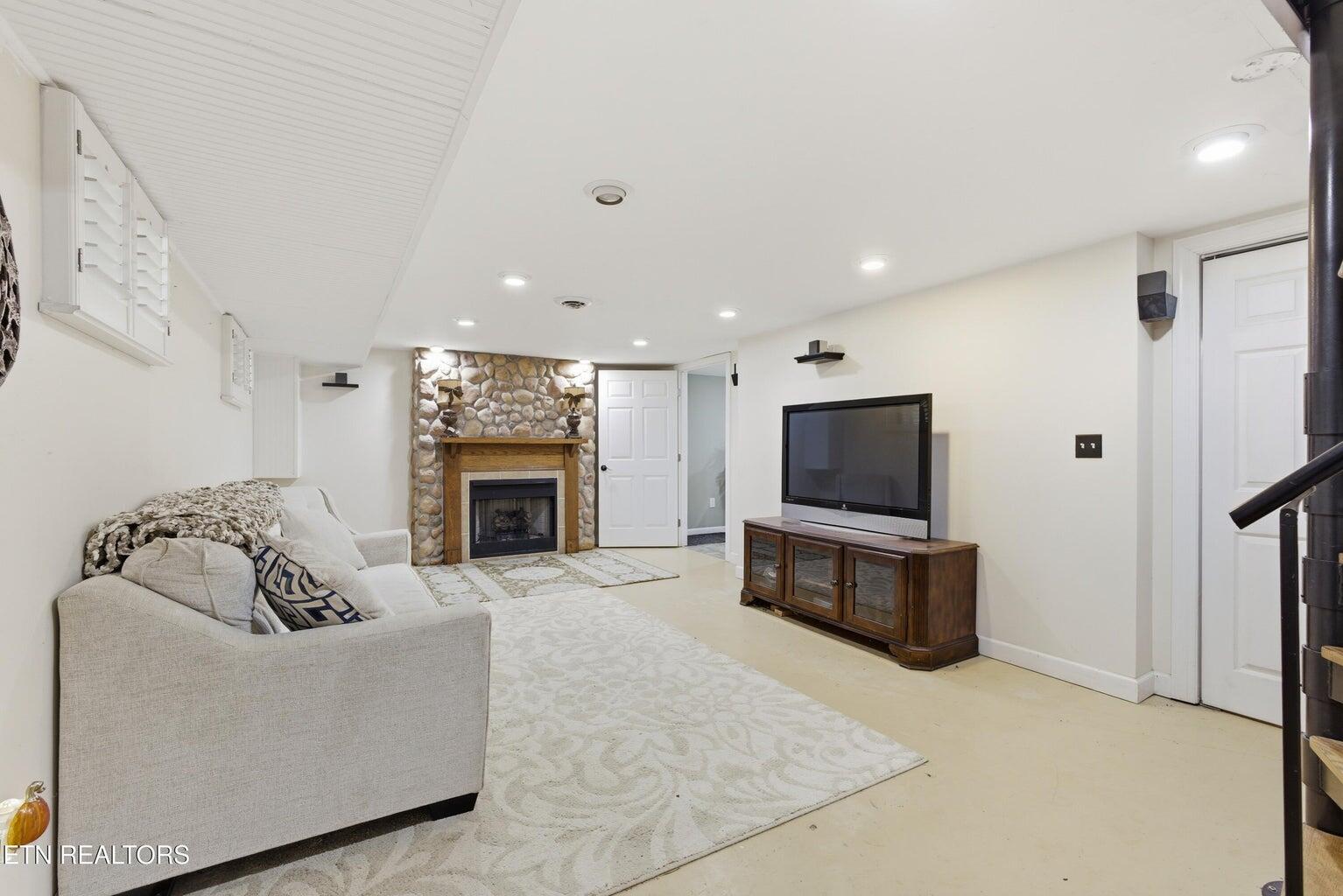 4906 Kingston Highway