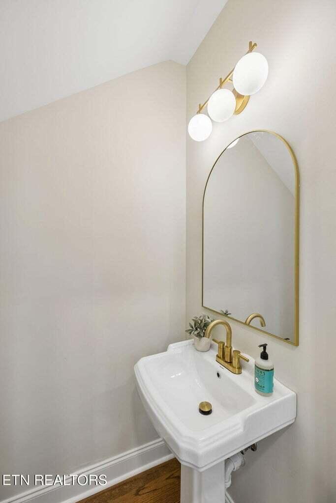 1128 Brentwood
