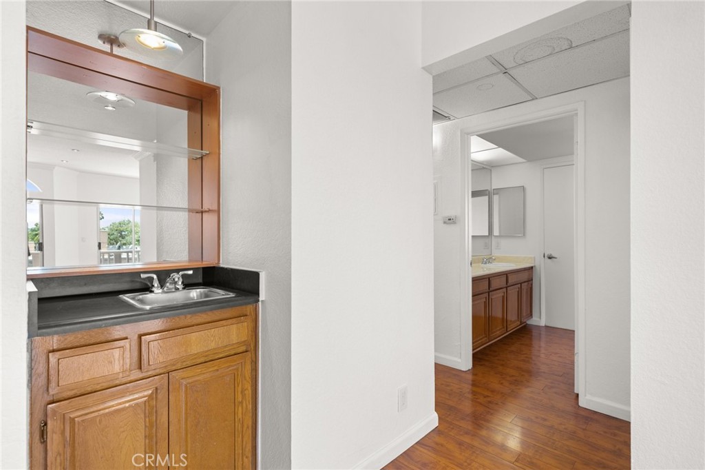 5135 Zelzah Avenue 302