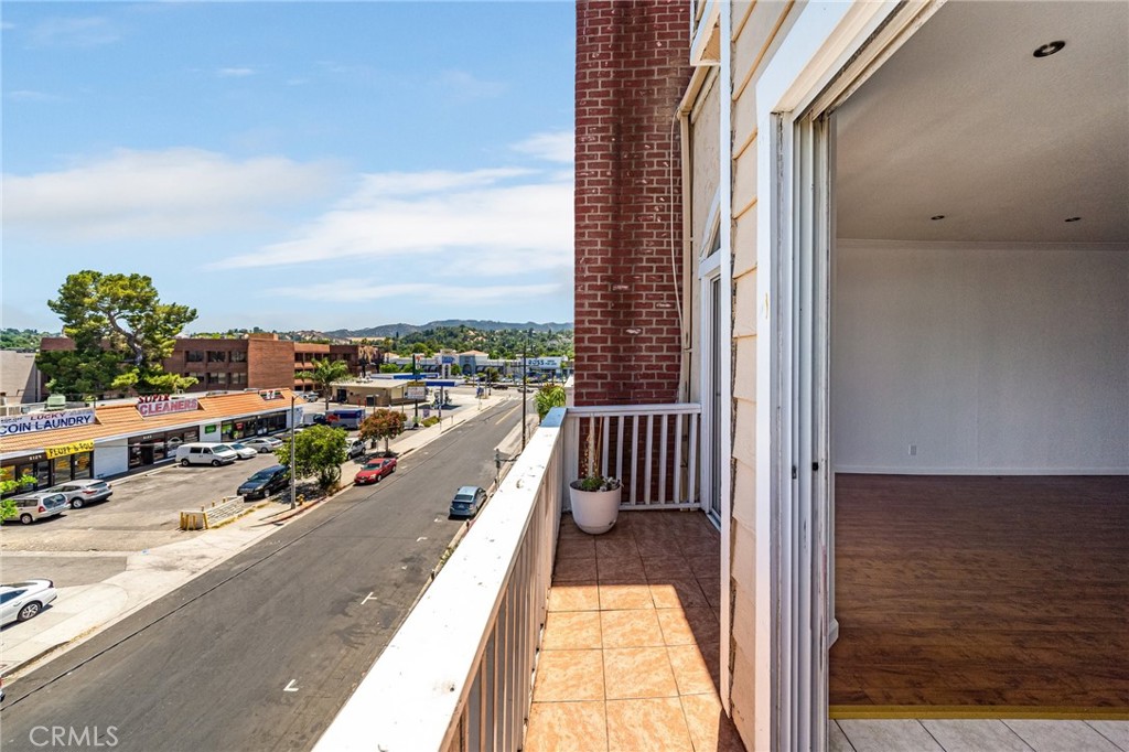 5135 Zelzah Avenue 302