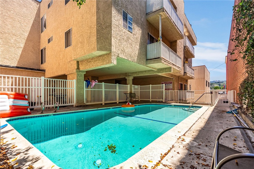 5135 Zelzah Avenue 302