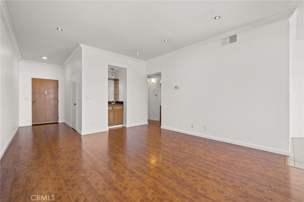 5135 Zelzah Avenue 302