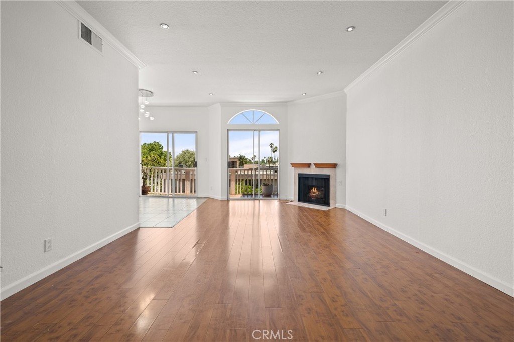 5135 Zelzah Avenue 302