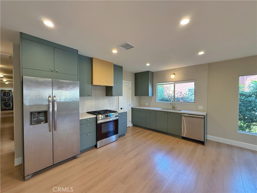 2953 S Bronson