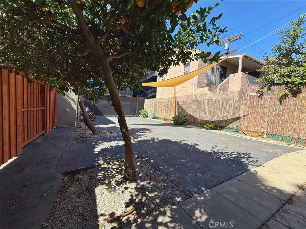 2953 S Bronson