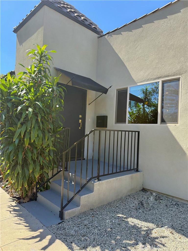2953 S Bronson