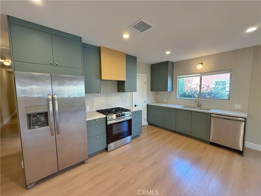 2953 S Bronson