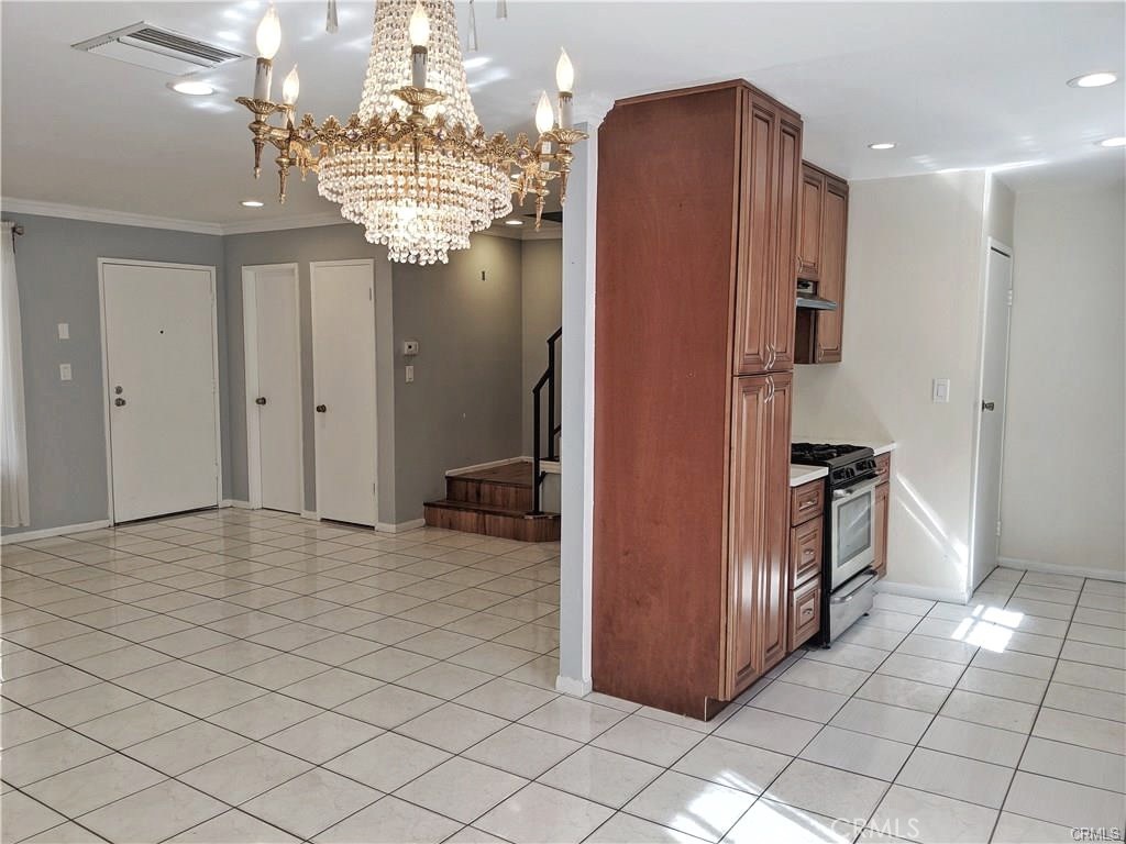 15527 Parthenia Street 4