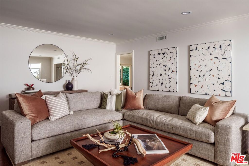 1100 Las Pulgas Place