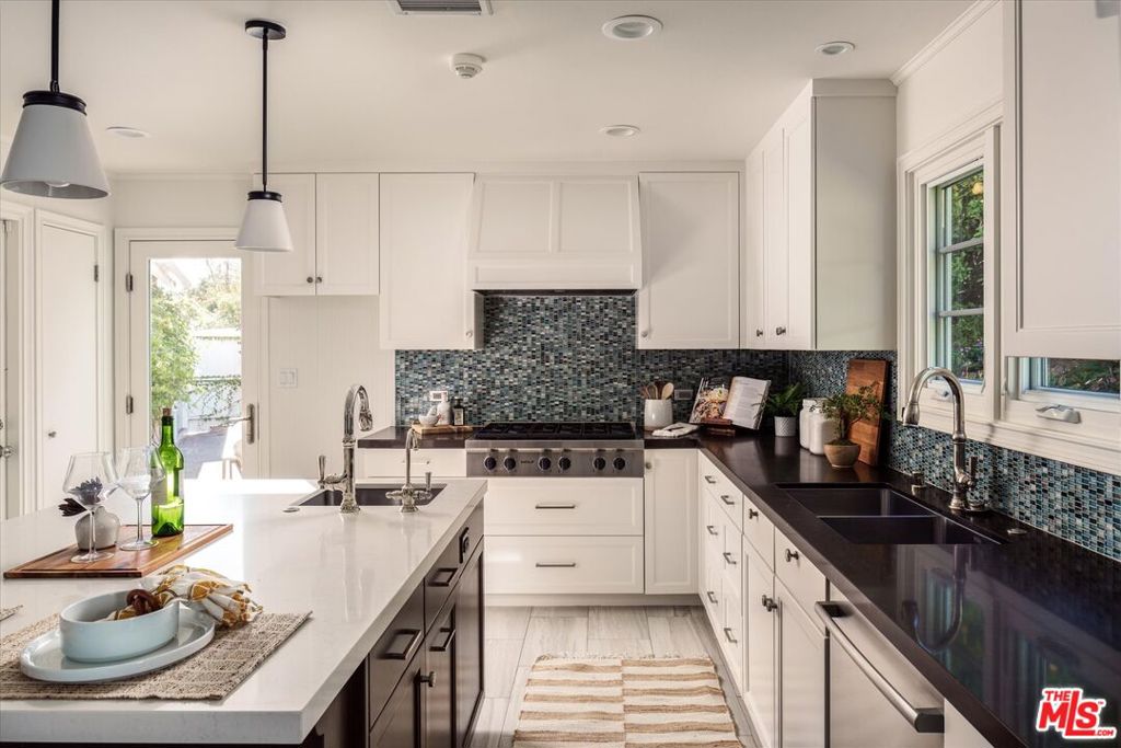 1100 Las Pulgas Place