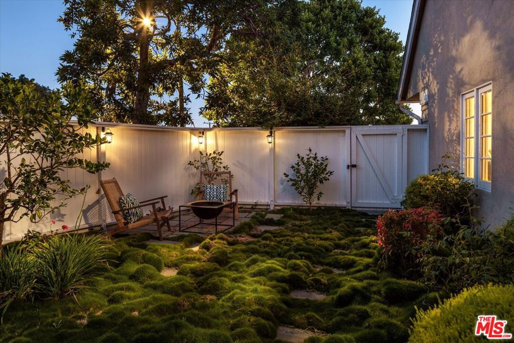 1100 Las Pulgas Place