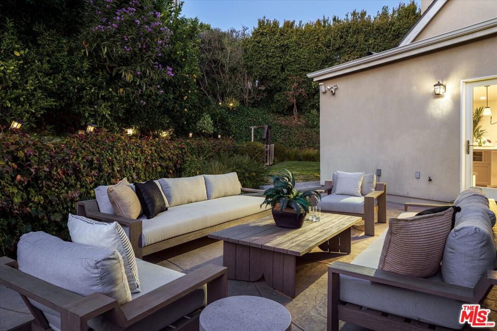 1100 Las Pulgas Place