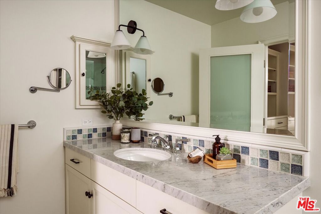 1100 Las Pulgas Place