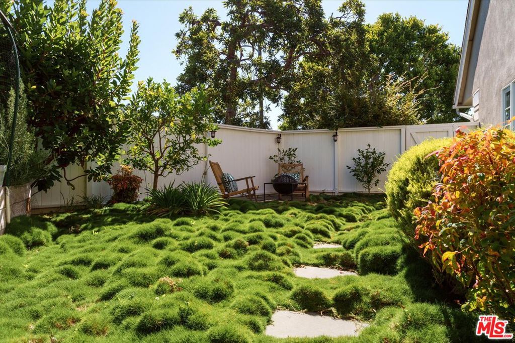 1100 Las Pulgas Place