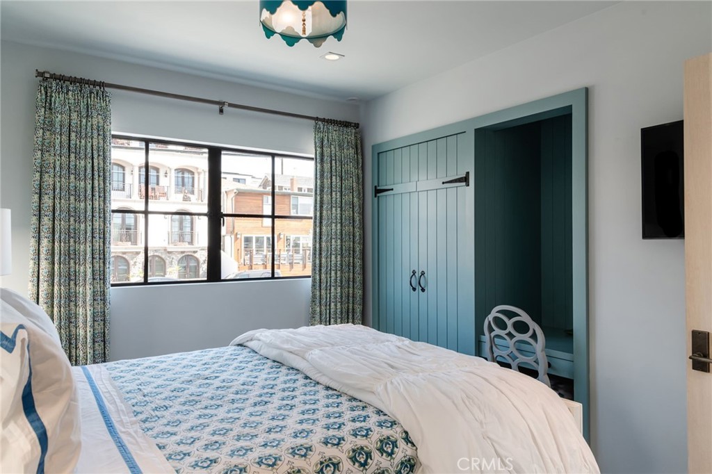 3222 The Strand