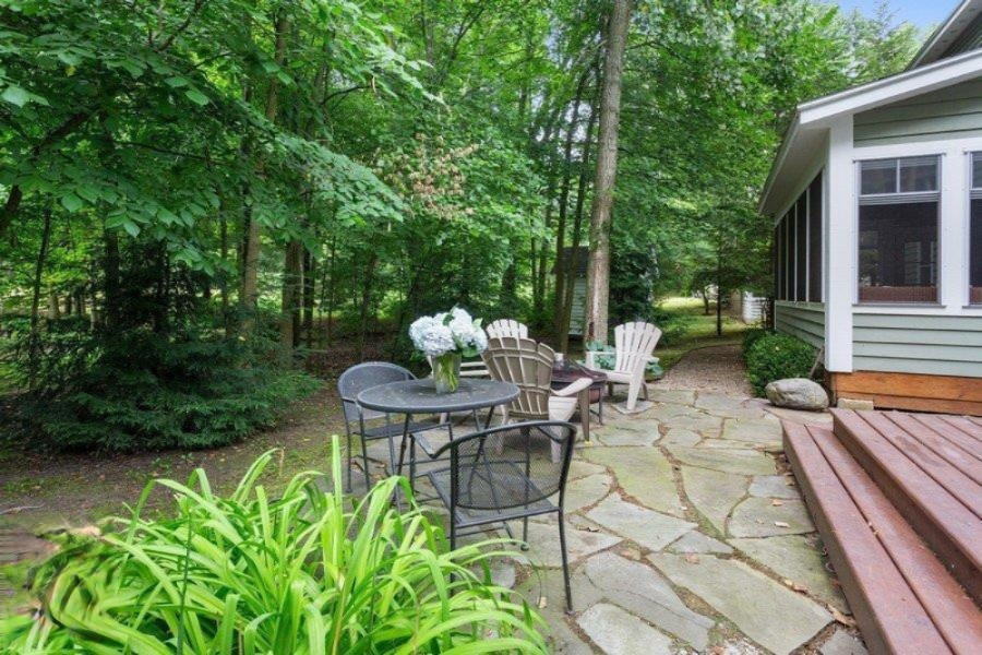 9986 Cottage Lane
