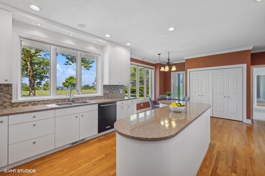 3300 3292 S Lakeshore Drive, St. Joseph