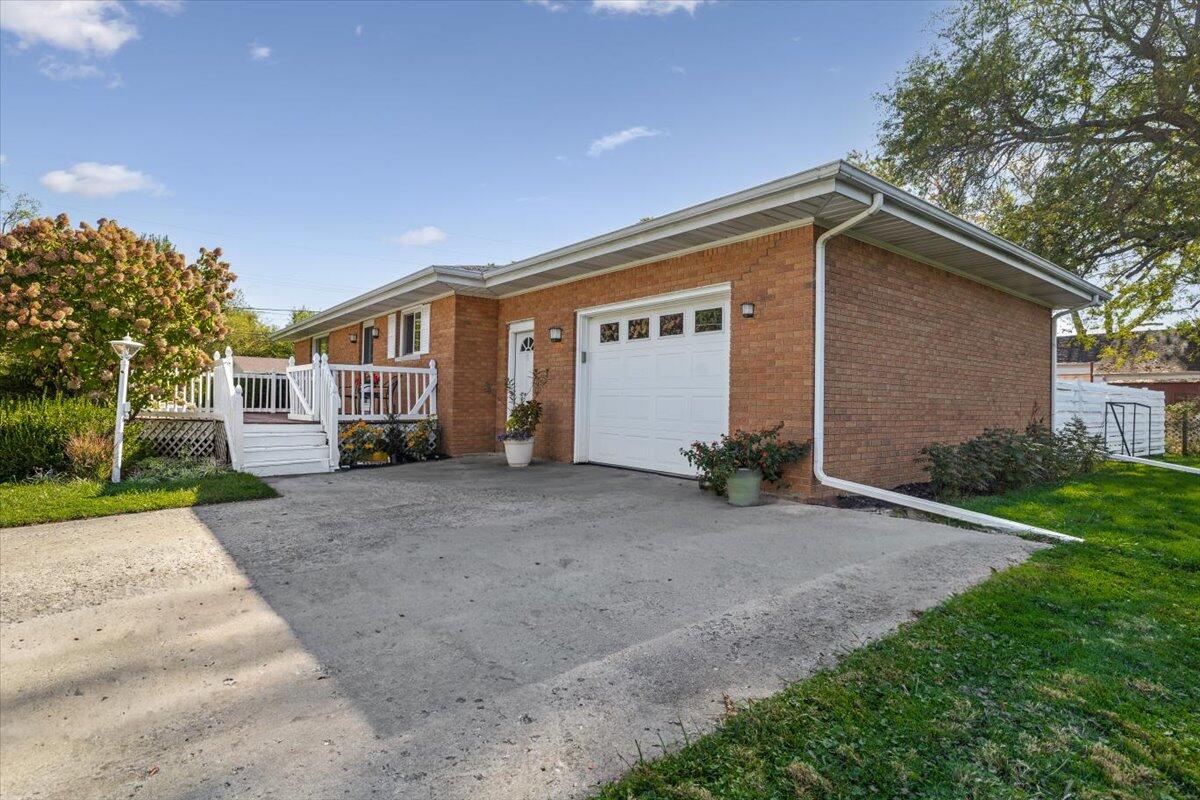 112 Butternut Street, Three Oaks