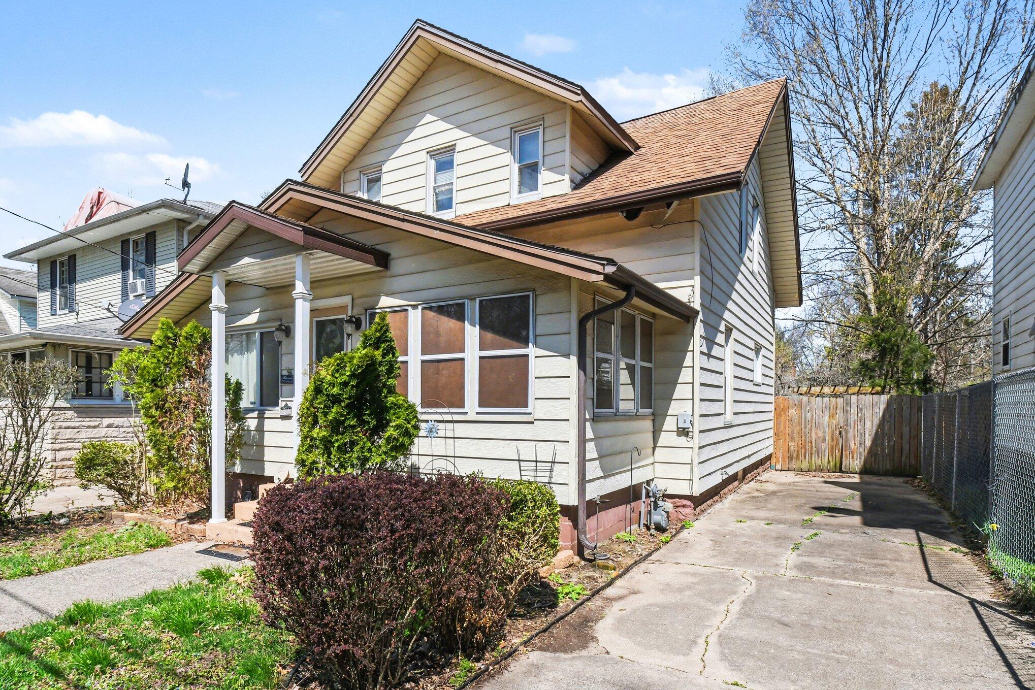 739 Maple Street