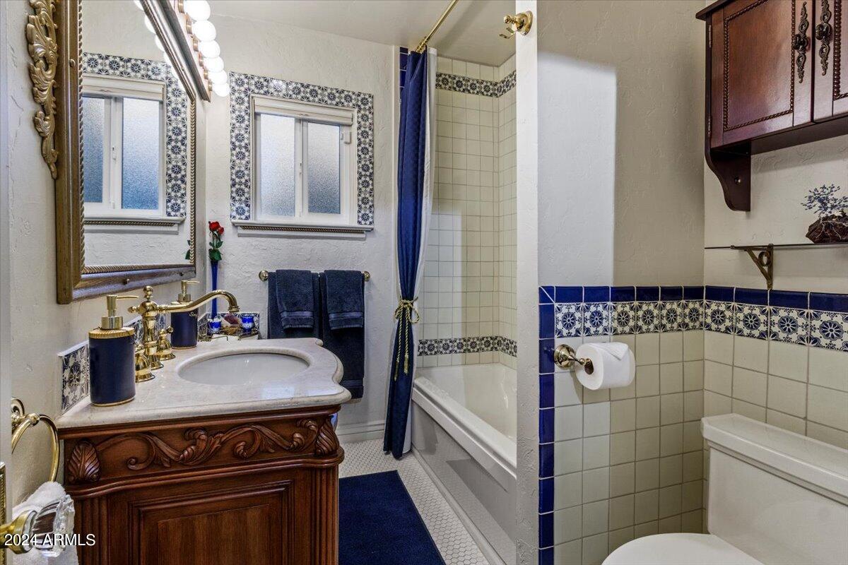 325 W ENCANTO Boulevard