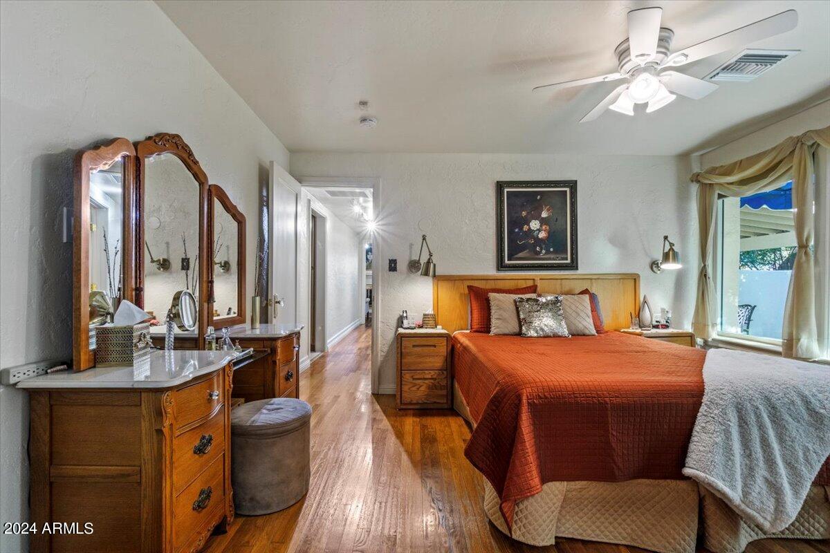 325 W ENCANTO Boulevard