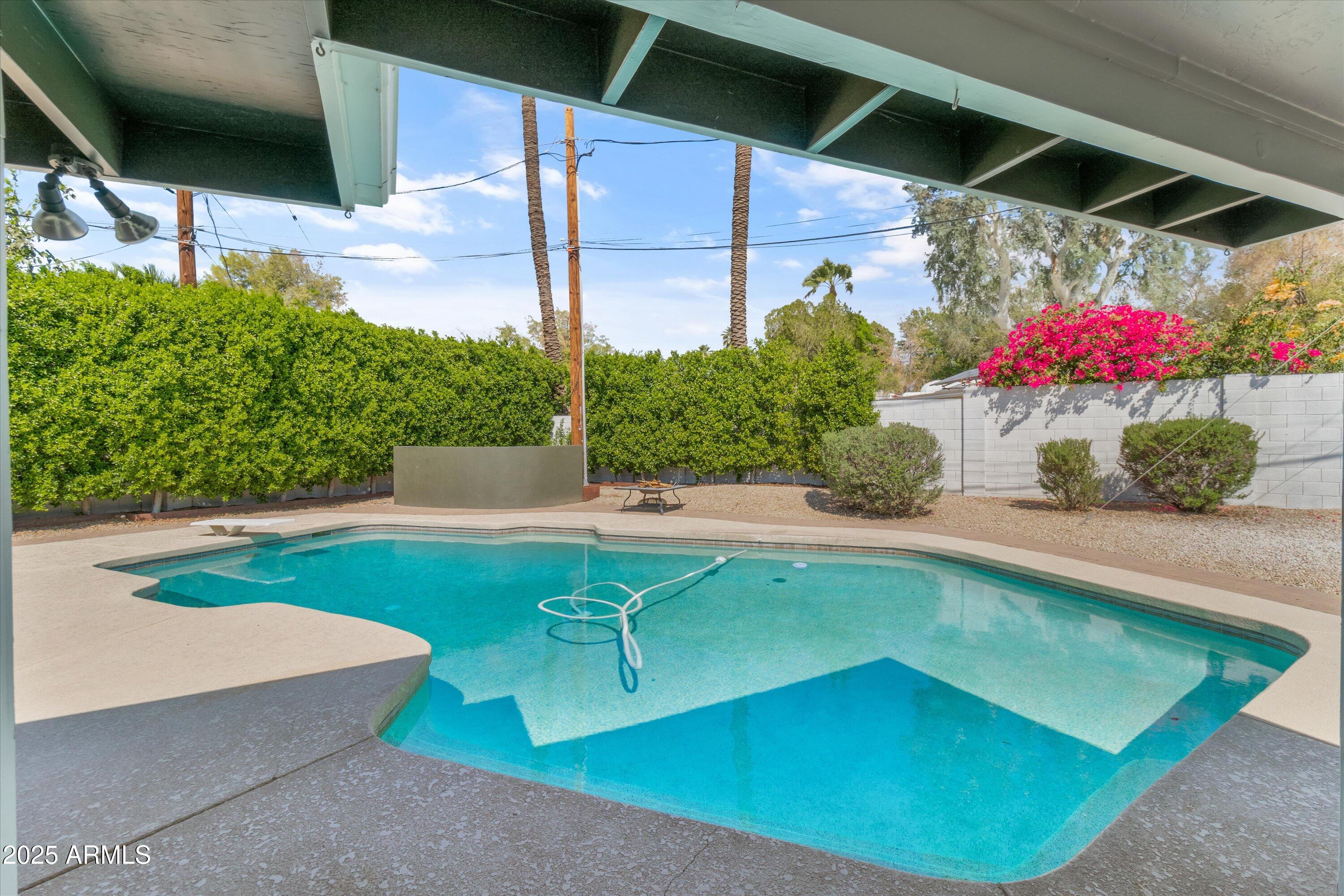 1458 E TUCKEY Lane