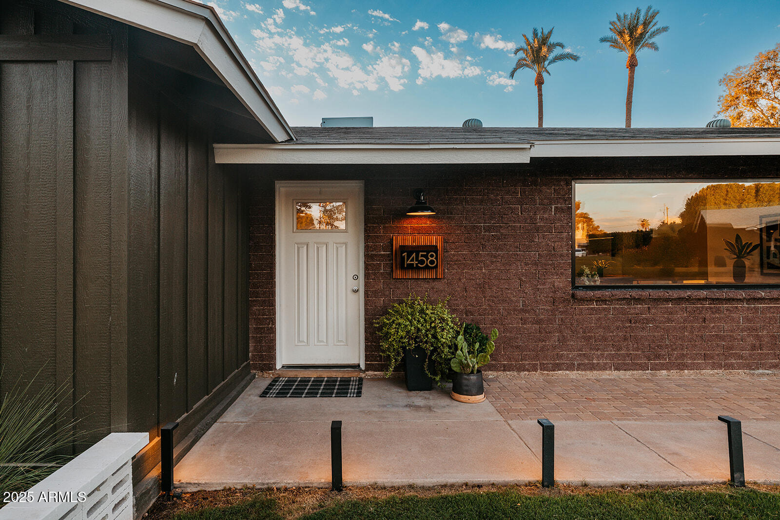 1458 E TUCKEY Lane