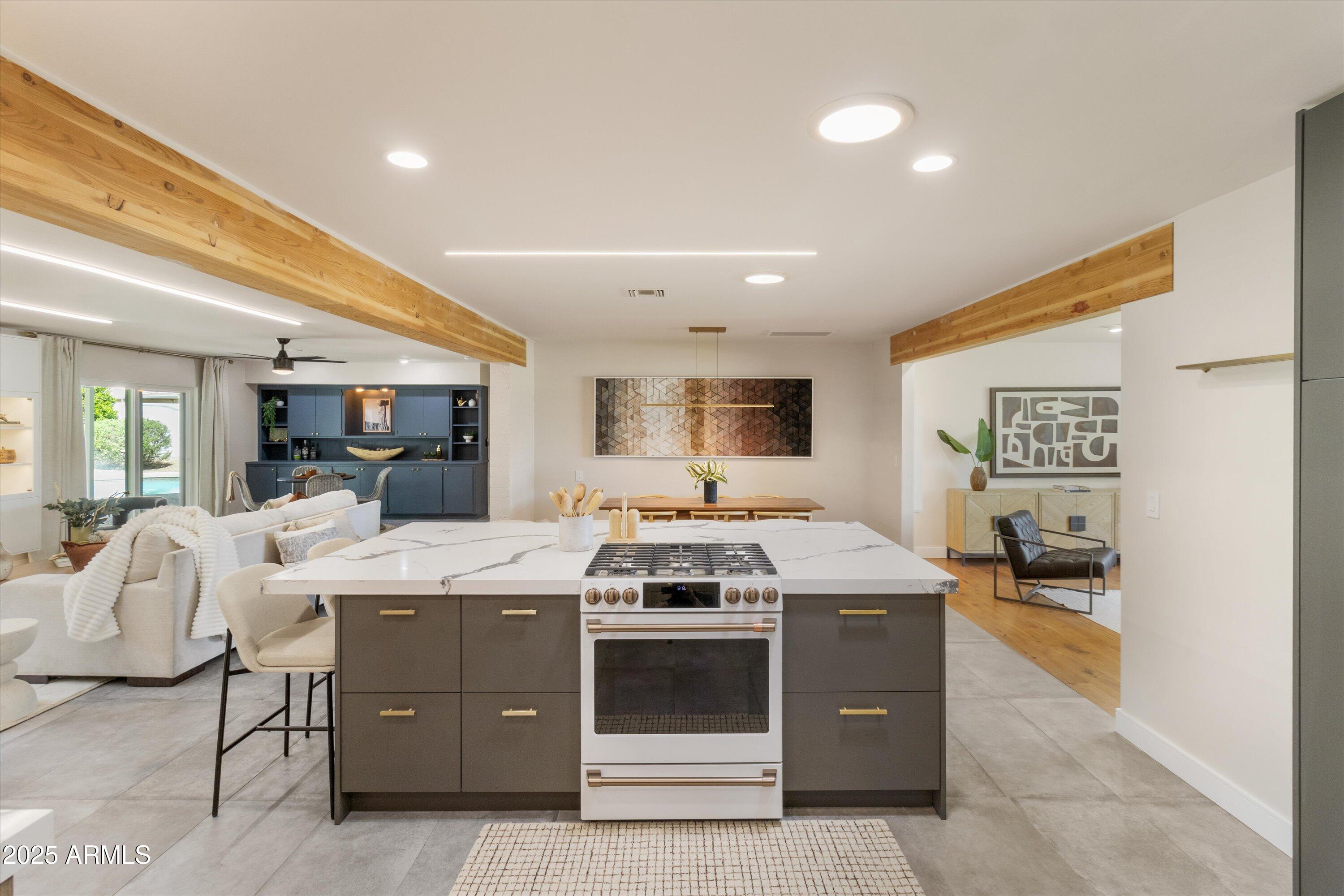 1458 E TUCKEY Lane