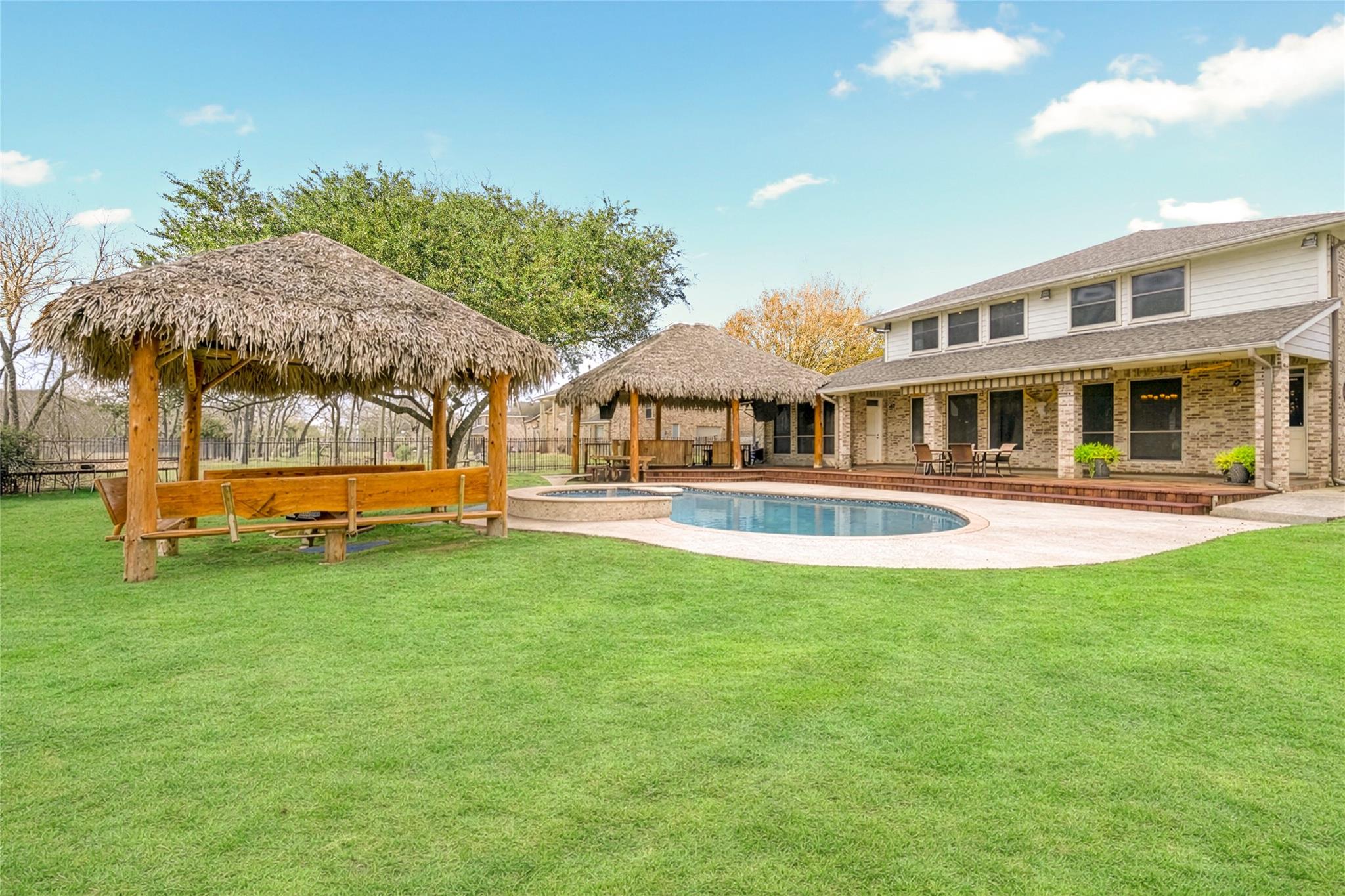 2111 N Shadow Grove Ln