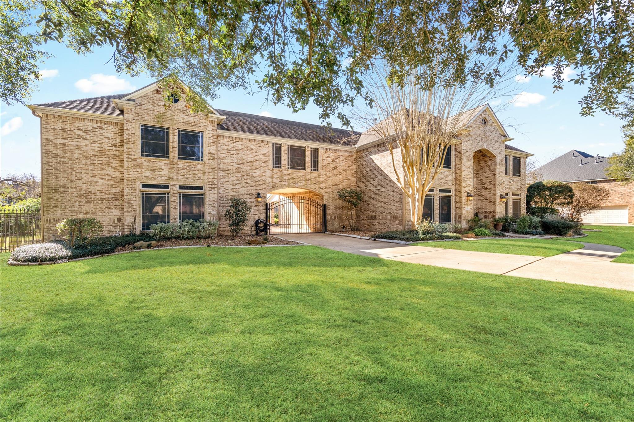 2111 N Shadow Grove Ln